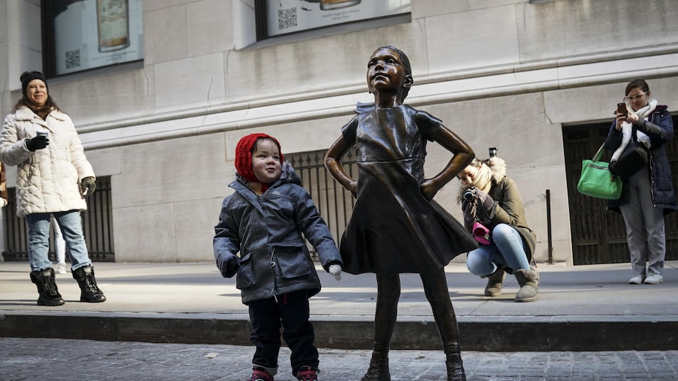 La Petite Fille Sans Peur New York La statue de la petite fille est réinstallée à New York | ICI Radio