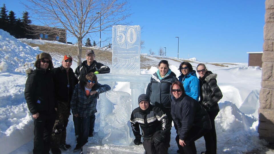 Des étudiants et Richard Chiasson au tour d'une statue de glace.