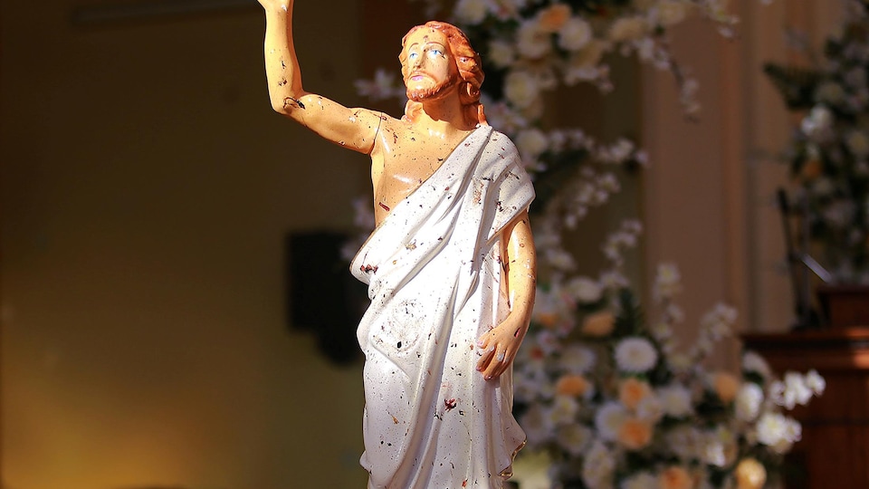 Une statue de Jésus-Christ a été tachée de sang à la suite de l’explosion d’une bombe.