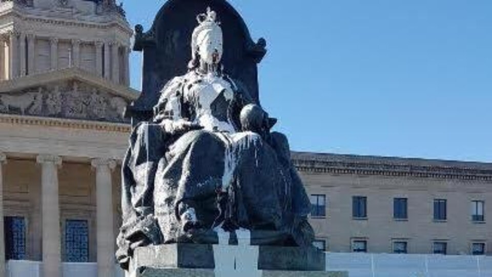 Une Statue De La Reine Victoria Vandalisee A Winnipeg Radio Canada Ca