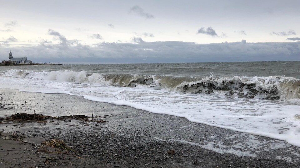 Une plage avec une vague qui s'approche du rivage à Sainte-Luce-sur-Mer