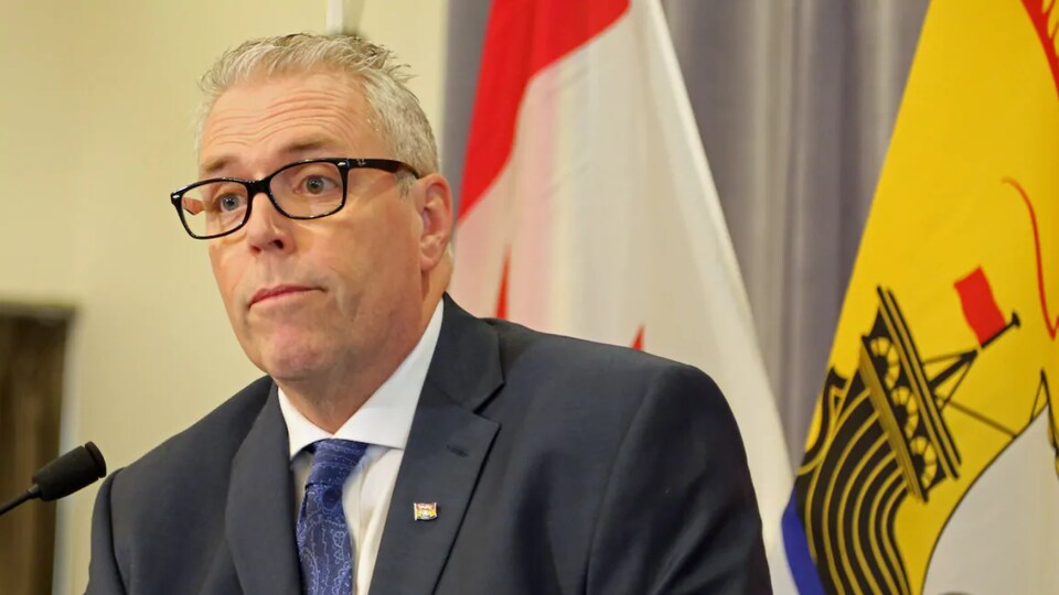 Ernie Steeves donne une conférence de presse