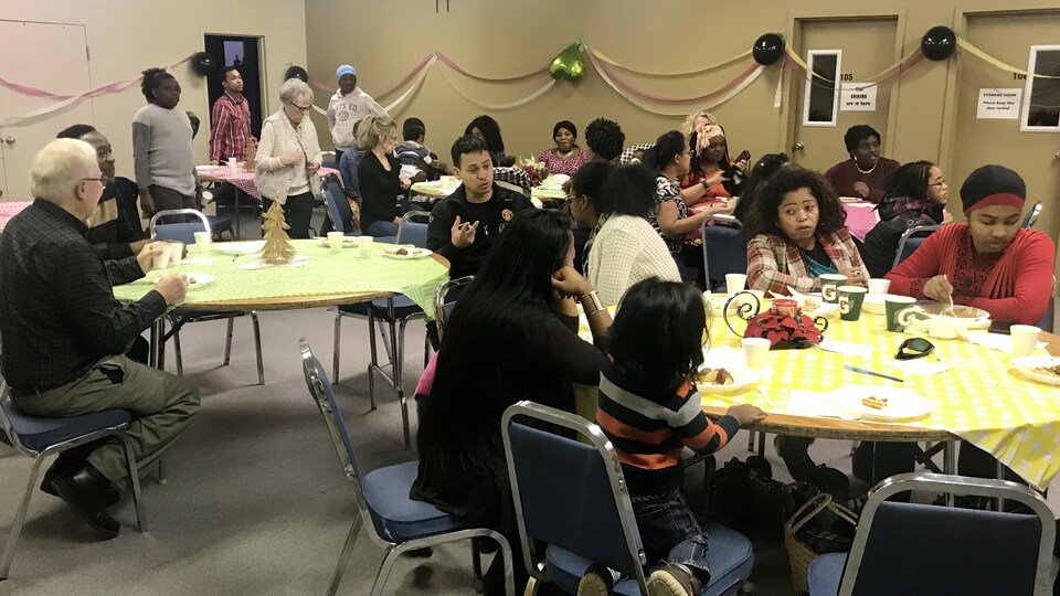 Des membres de la communauté francophone à Steinbach sont réunis pour fêter le Nouvel An.