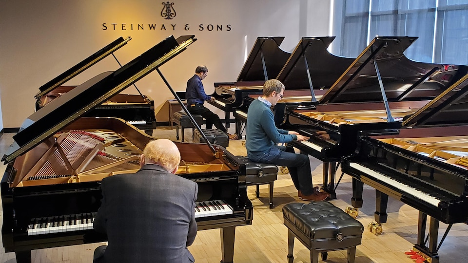 Trois membres du Conservatoire de musique de Rimouski essaie des pianos chez Steinway And Sons à New York.
