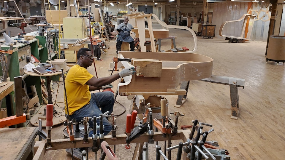 Des artisans à l'oeuvre dans l'usine Steinway de New York.