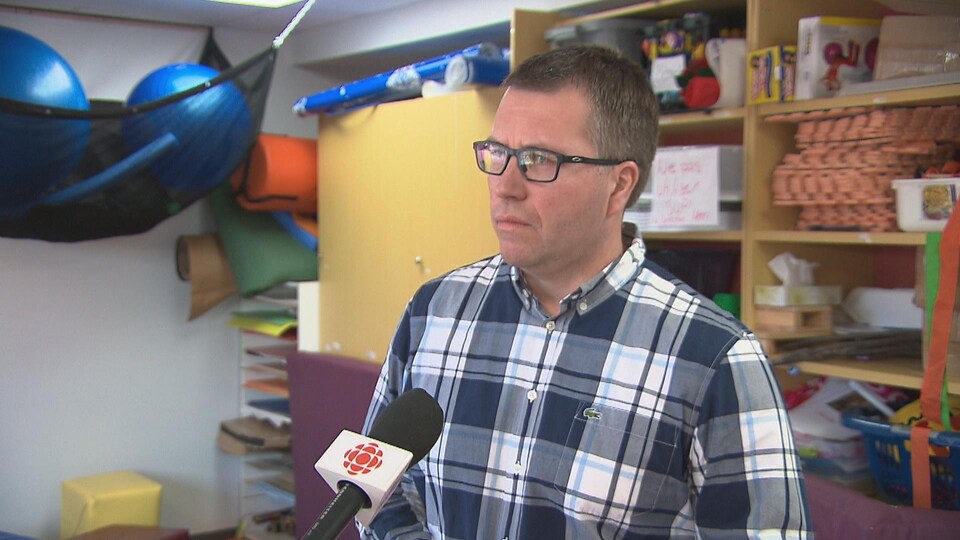 Le directeur général du réseau Les Petits Cailloux, Stéphane Claveau, se fait interviewer par une équipe de Radio-Canada. 