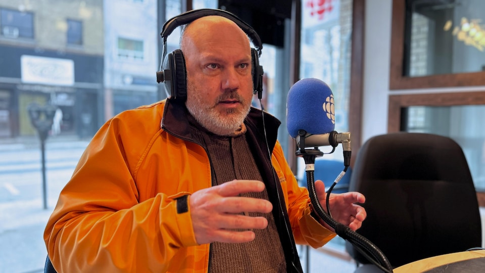 Stéphane Grenier en entrevue à Radio-Canada dans le studio de Rouyn-Noranda.