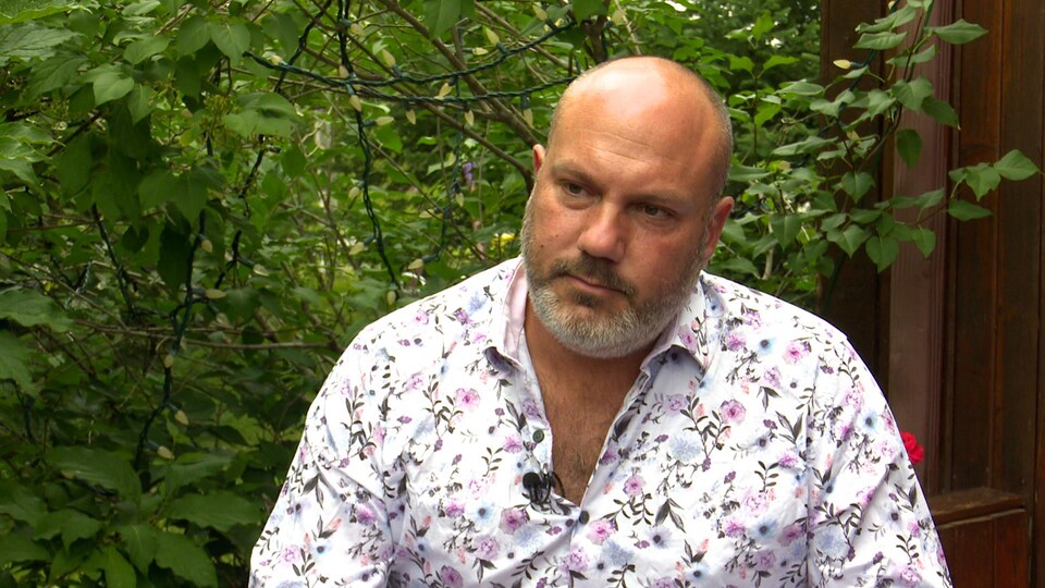 Stéphane Grenier accorde une entrevue à la caméra.