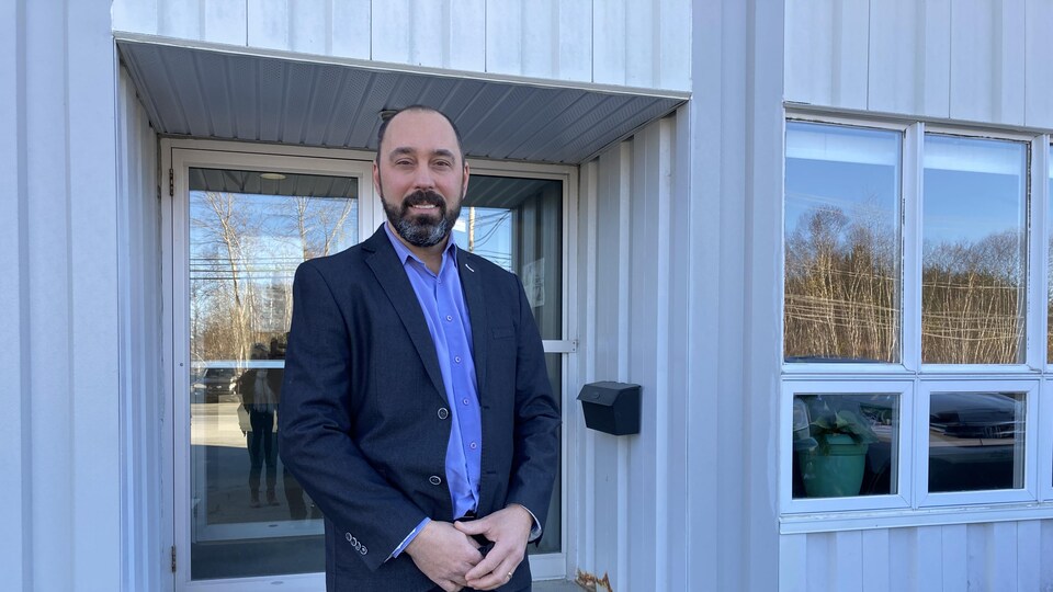 Stéphane Lacombe près d'un bureau de la Ville de Rouyn-Noranda.