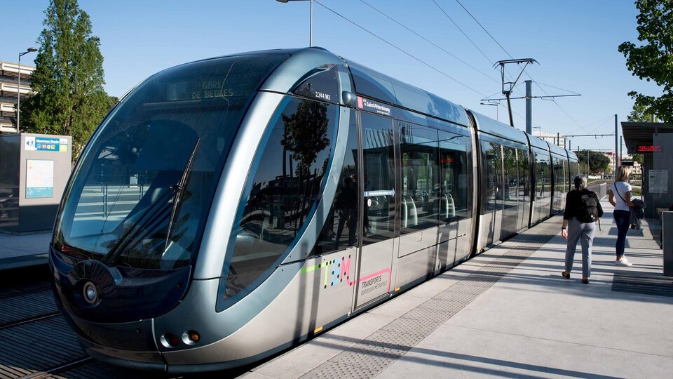 Un tramway à Bordeaux en été. 