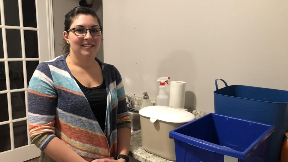 Stéphanie Bossé à côté d'un bac à recyclage et à compostage.