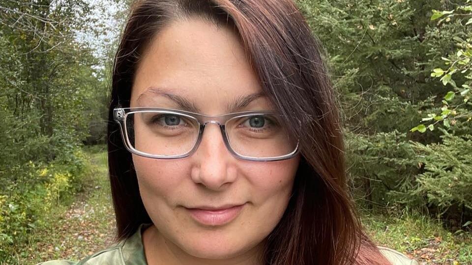 Stéphanie Brousseau dans une forêt.