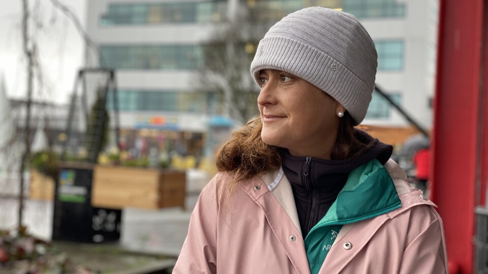 Stéphanie Cameron-Anctil regarde au loin, pensive.