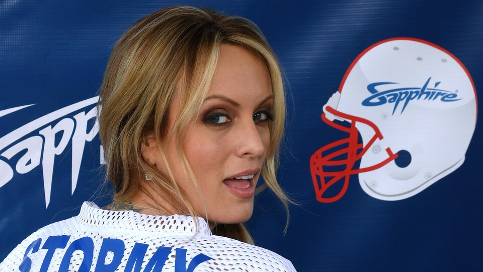 Stormy Daniels sourit à la caméra.