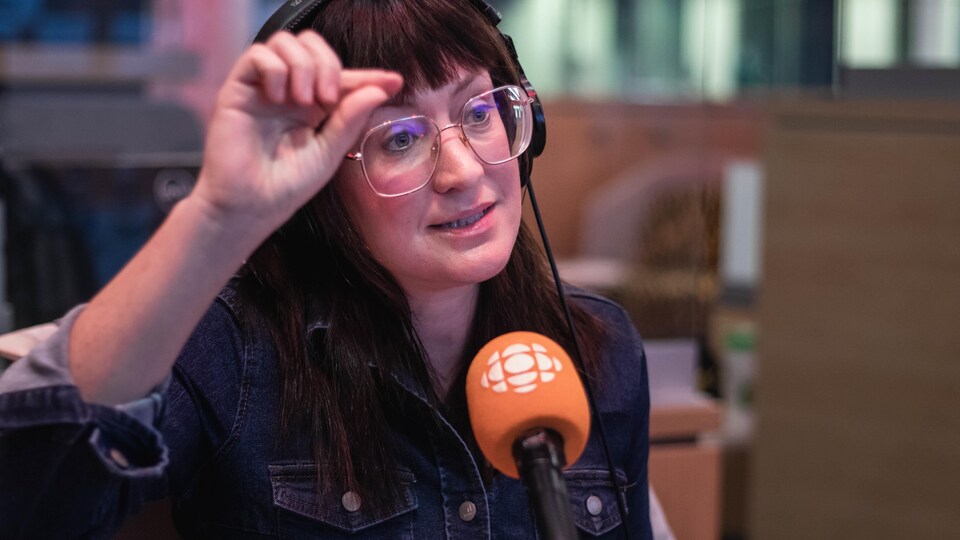 Stéphanie Collin parle à un micro.