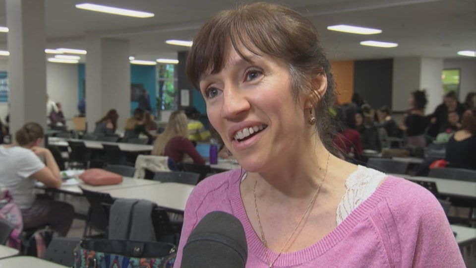 Stéphanie Demers en entrevue avec Radio-Canada dans la cafétéria de l'Université du Québec en Outaouais