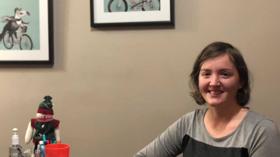 Une femme assise à un bureau.
