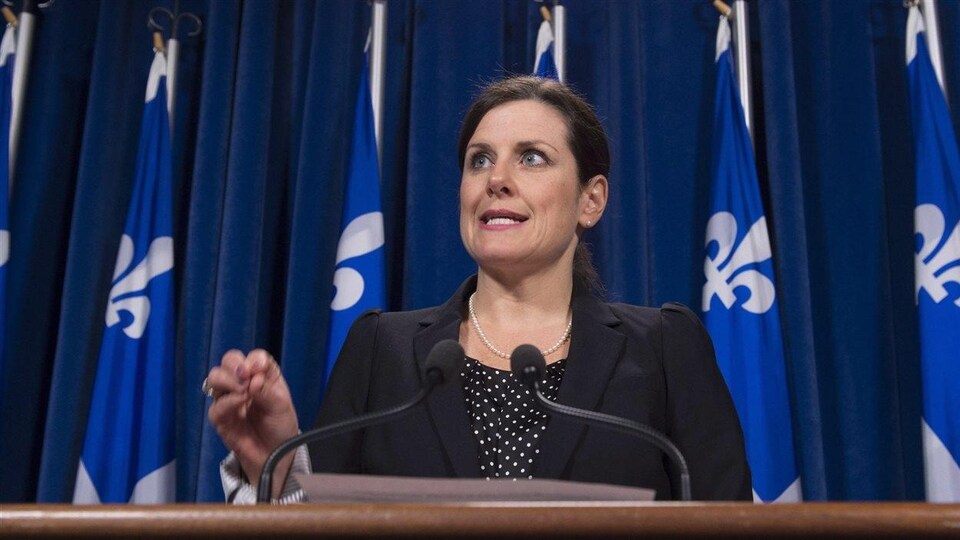 La ministre québécoise de la Justice, Stéphanie Vallée, parle au micro lors d'une conférence de presse.
