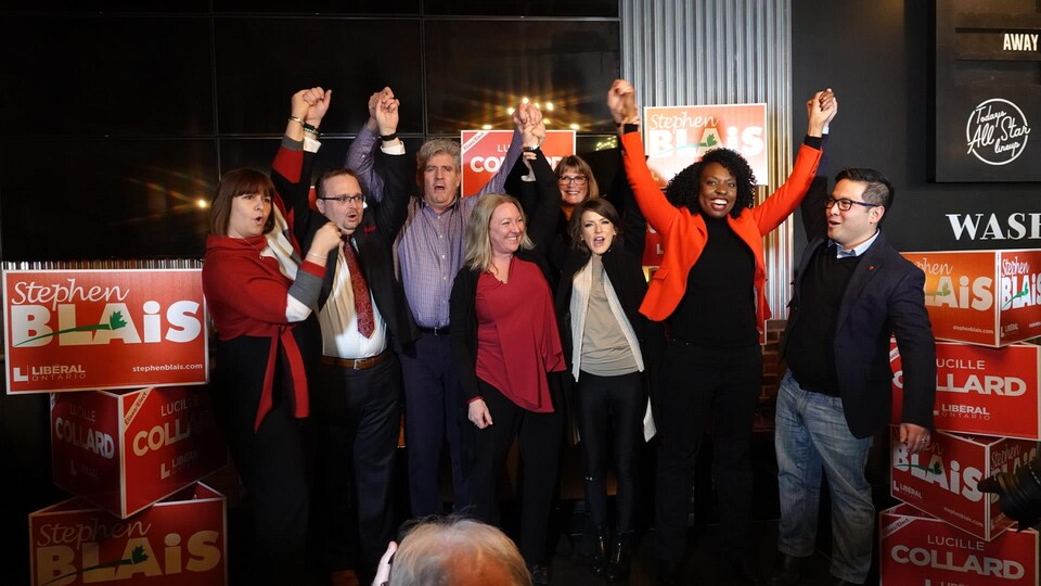 Les candidats libéraux Stephen Blais (deuxième en partant de la gauche) et Lucille Collard (quatrième en partant de la gauche) fêtent leur victoire.