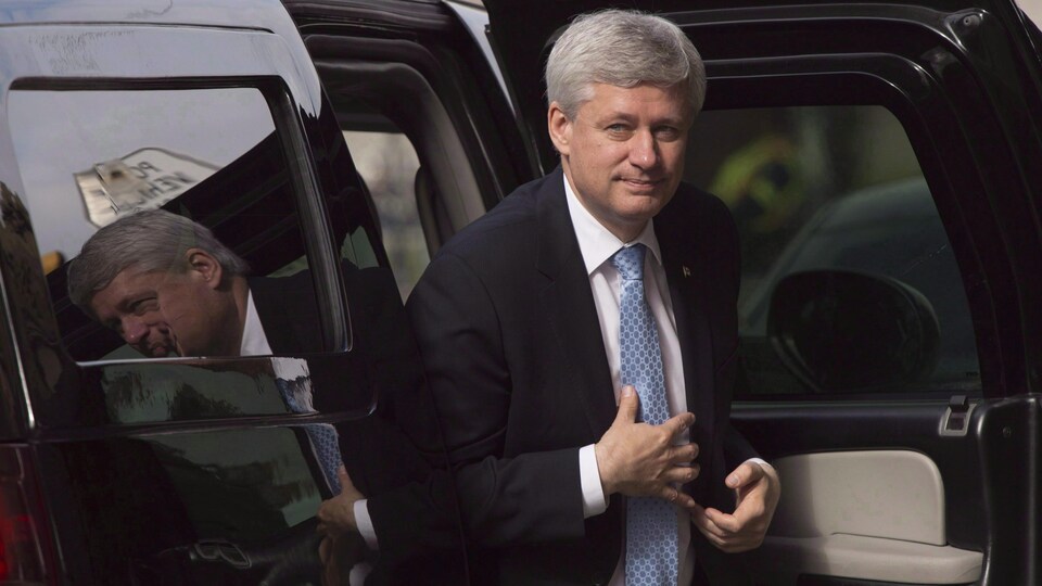 L'ancien premier ministre du Canada Stephen Harper, en 2015, sortant d'une voiture noire.