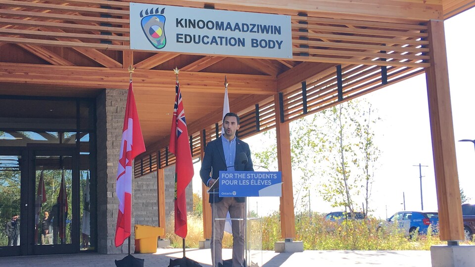 Stephen Lecce lors d'un point de presse devant les bureaux du conseil scolaire Kinoomaadziwin.