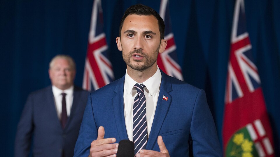 Le ministre de l'Éducation, Stephen Lecce, en conférence de presse avec le premier ministre à l'Assemblée législative mardi.