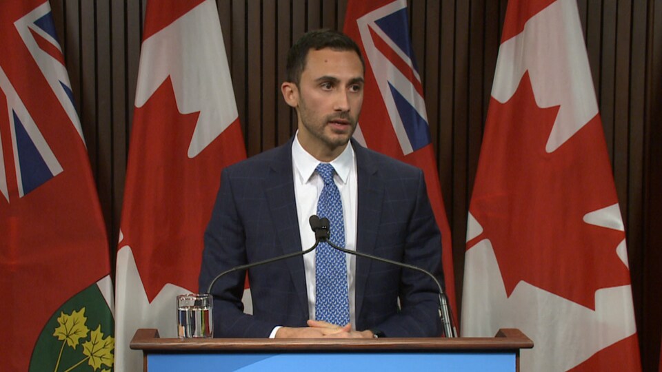 Stephen Lecce en conférence de presse.