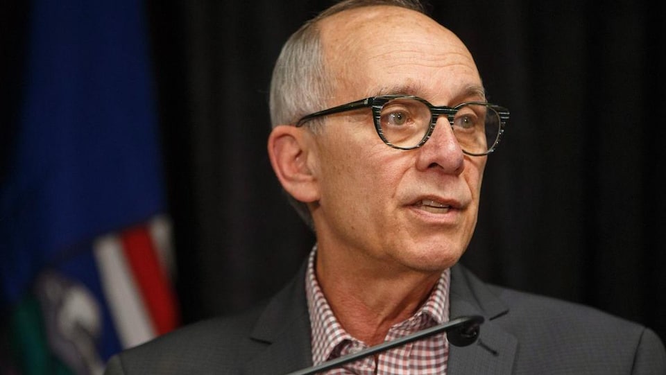 Le chef du Parti albertain, Stephen Mandel, porte des lunettes et tourne sa tête vers sa gauche.