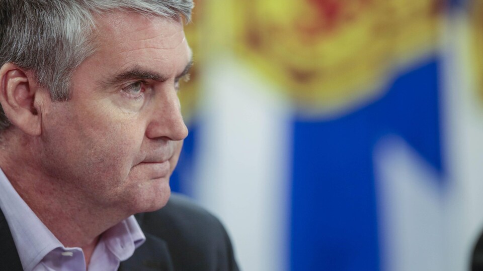 Stephen McNeil vu de profil.