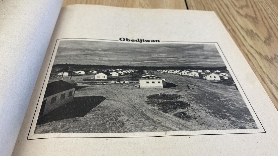 Une photo d'époque de la communauté atikamekw d'Obedjiwan, on voit quelques maisons sur un terrain et des routes en terre.