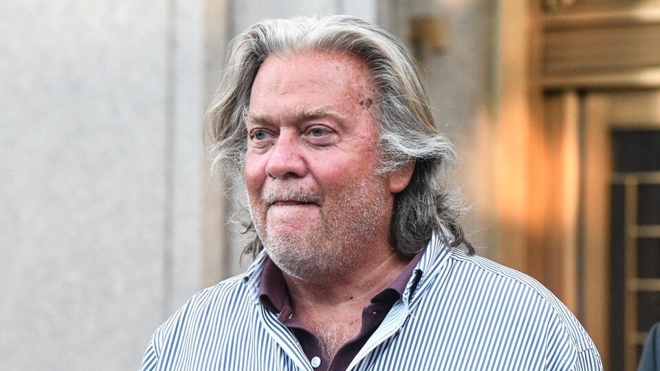 Steve Bannon sort d'un tribunal de Manhattan, l'air négligé.