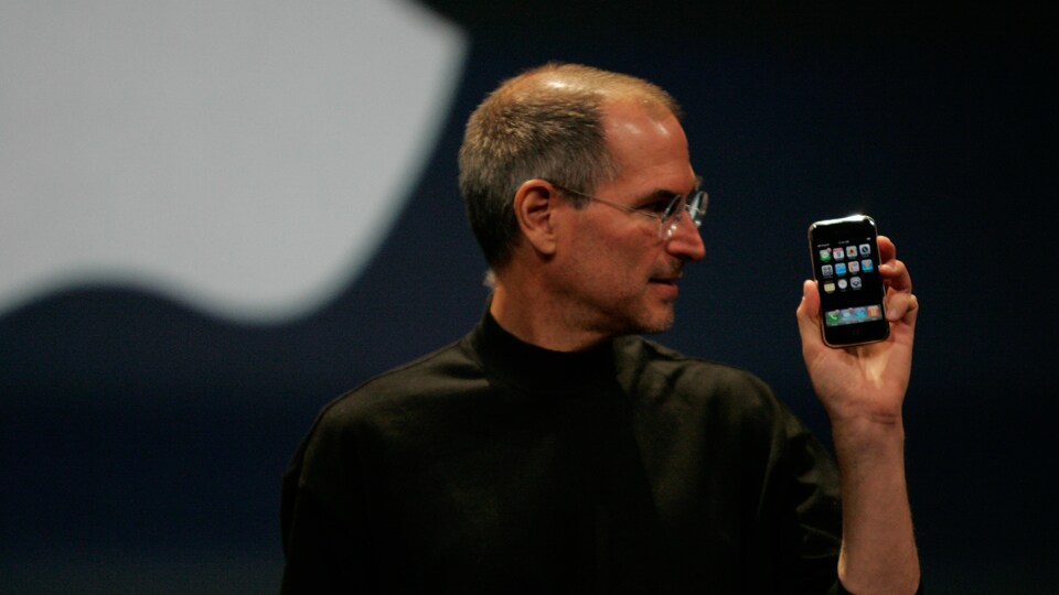 Steve Jobs avec un iPhone en main