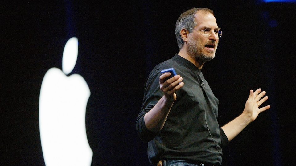 Steve Jobs prend la parole lors du lancement d'un produit en 2003.