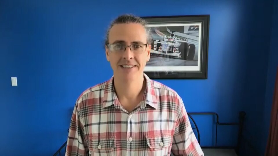 Steve Joordens sourit à la caméra.