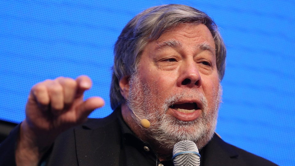 Steve Wozniak en train de parler au micro.