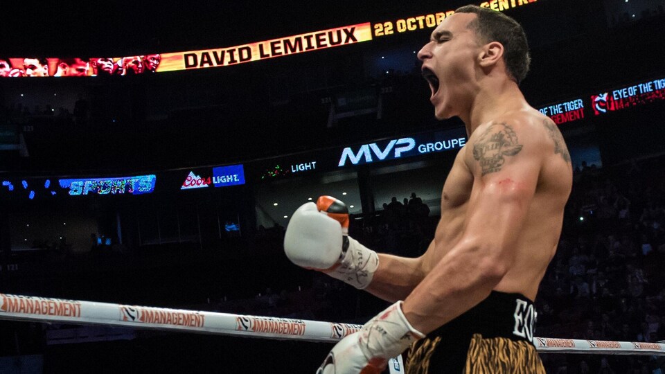 Il est sur le ring et crie.