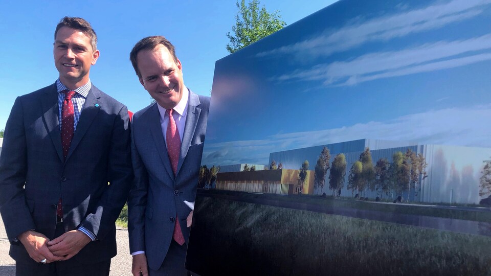Le député fédéral de Pontiac, William Amos, et le député fédéral de Gatineau, Steven MacKinnon, présentent la maquette de la future installation de Parcs Canada.