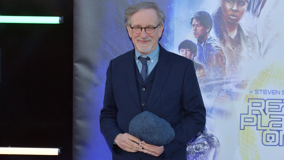 Le réalisateur américain Steven Spielberg prend la pose devant une affiche du film <i>Player One</i> lors d'un événement autour du long métrage à Hollywood.