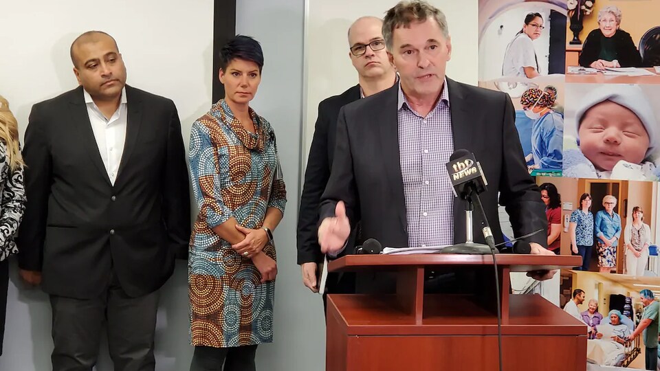 Le Dr Stewart Kennedy donne un point de presse