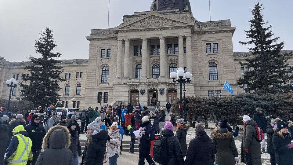 La Fédération des enseignants de la Saskatchewan (STF) organise un piquet de grève devant le Palais législatif à Regina mercredi, jour où le gouvernement provincial dépose le budget 2024-2025. Le 20 mars 2024.