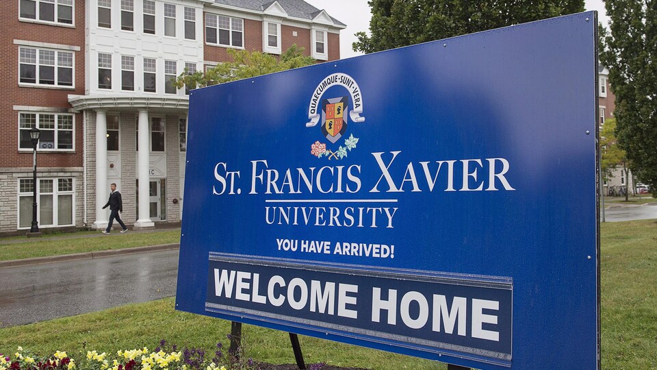 Affiche devant l'Université Saint-Francis-Xavier en septembre 2018.