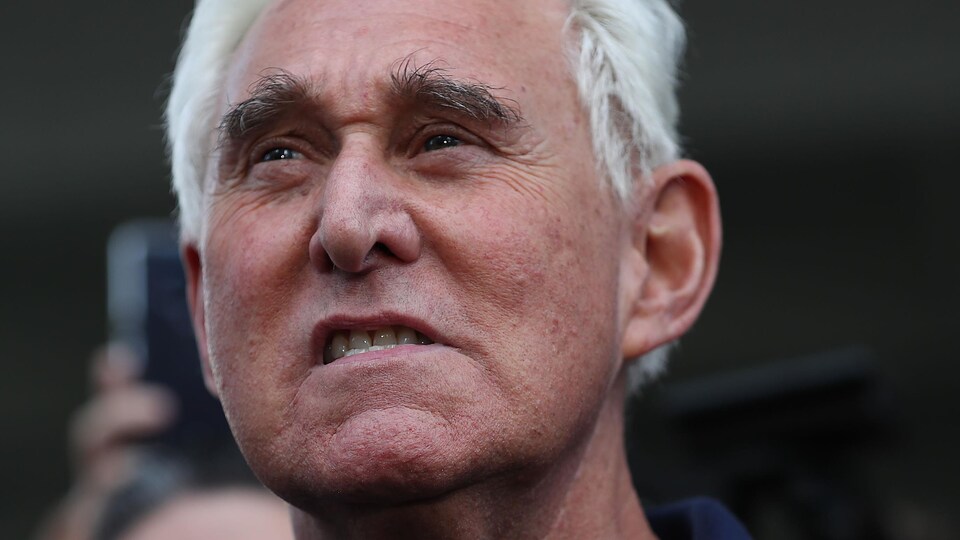 Roger Stone serre des dents.