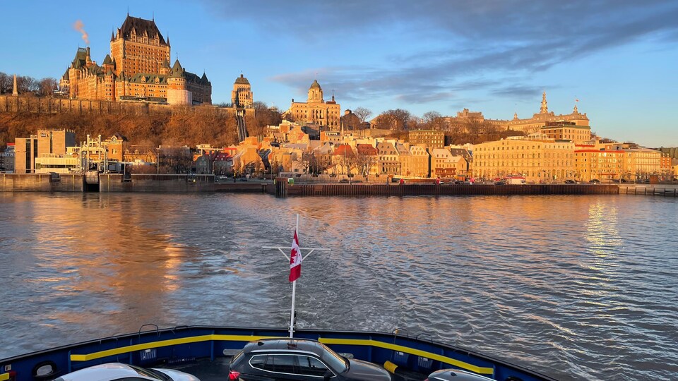Le pont arrière du NM Alphonse-Désjardins avec le Château Frontenac au loin.