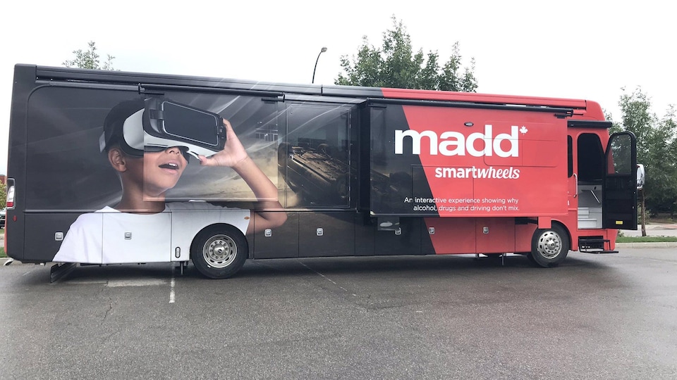 Un autobus avec une photo grand format d'un enfant qui porte des lunettes de réalité virtuelle.