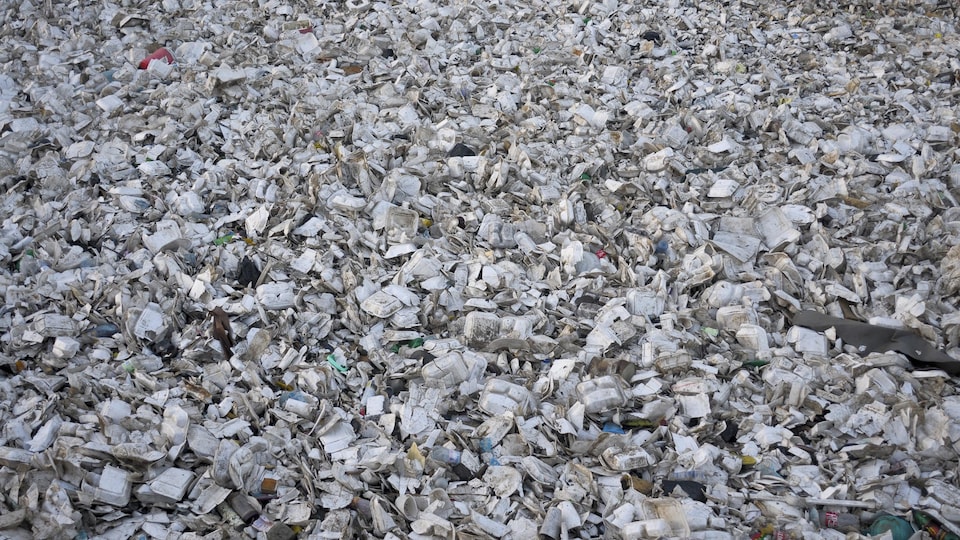 Sales et écrasés, ces contenants vus de haut forment un énorme amas de déchets.