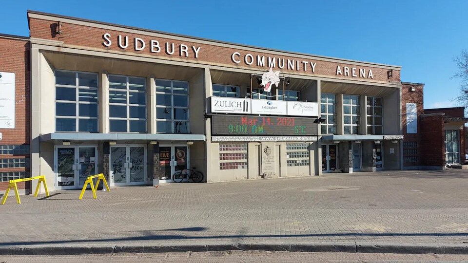 Façade de l'aréna communautaire de Sudbury.