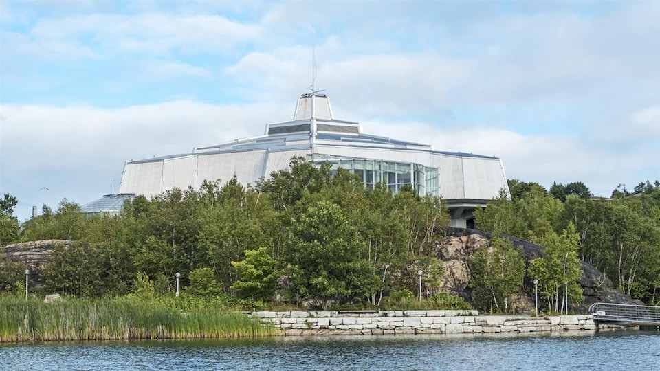 Le centre Science Nord de Sudbury, vu du lac Ramsey.