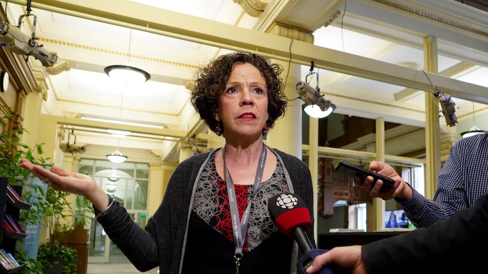 Sue Montgomery en mêlée de presse.