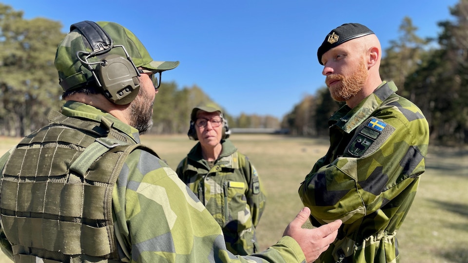 A soldier discusses with his superior.