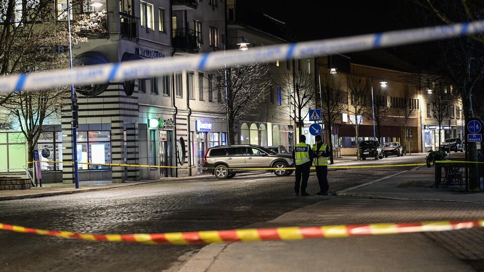 Des policiers suédois sont à l'intérieur d'un périmètre de sécurité.